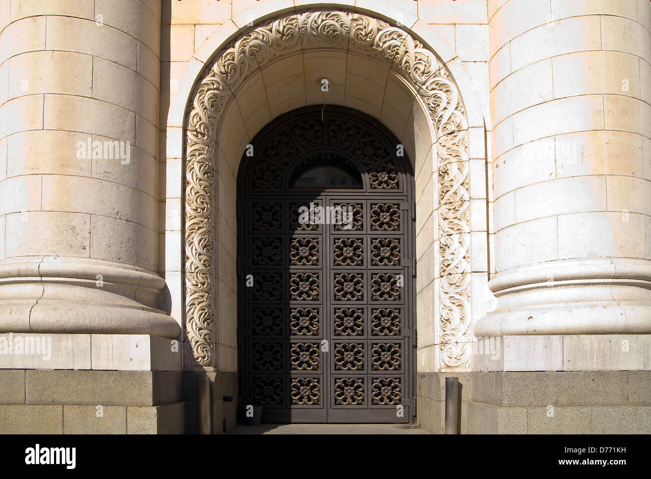 Grande Porta e arco della legge centrale corte edificio in Sofia Bulgaria Foto Stock
