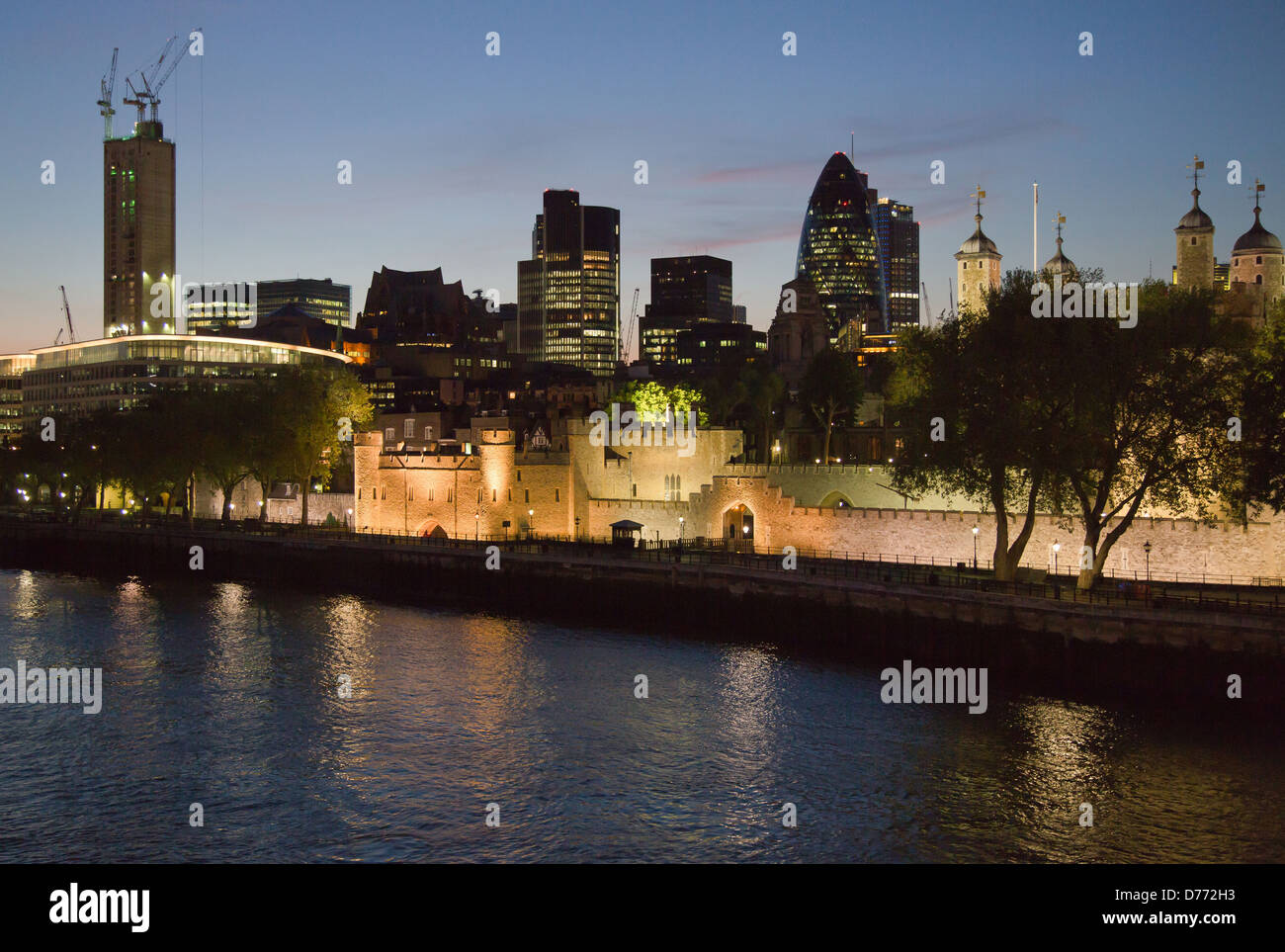 Londra, Gran Bretagna, la città di Londra, illuminato davanti alla Torre di Londra Foto Stock