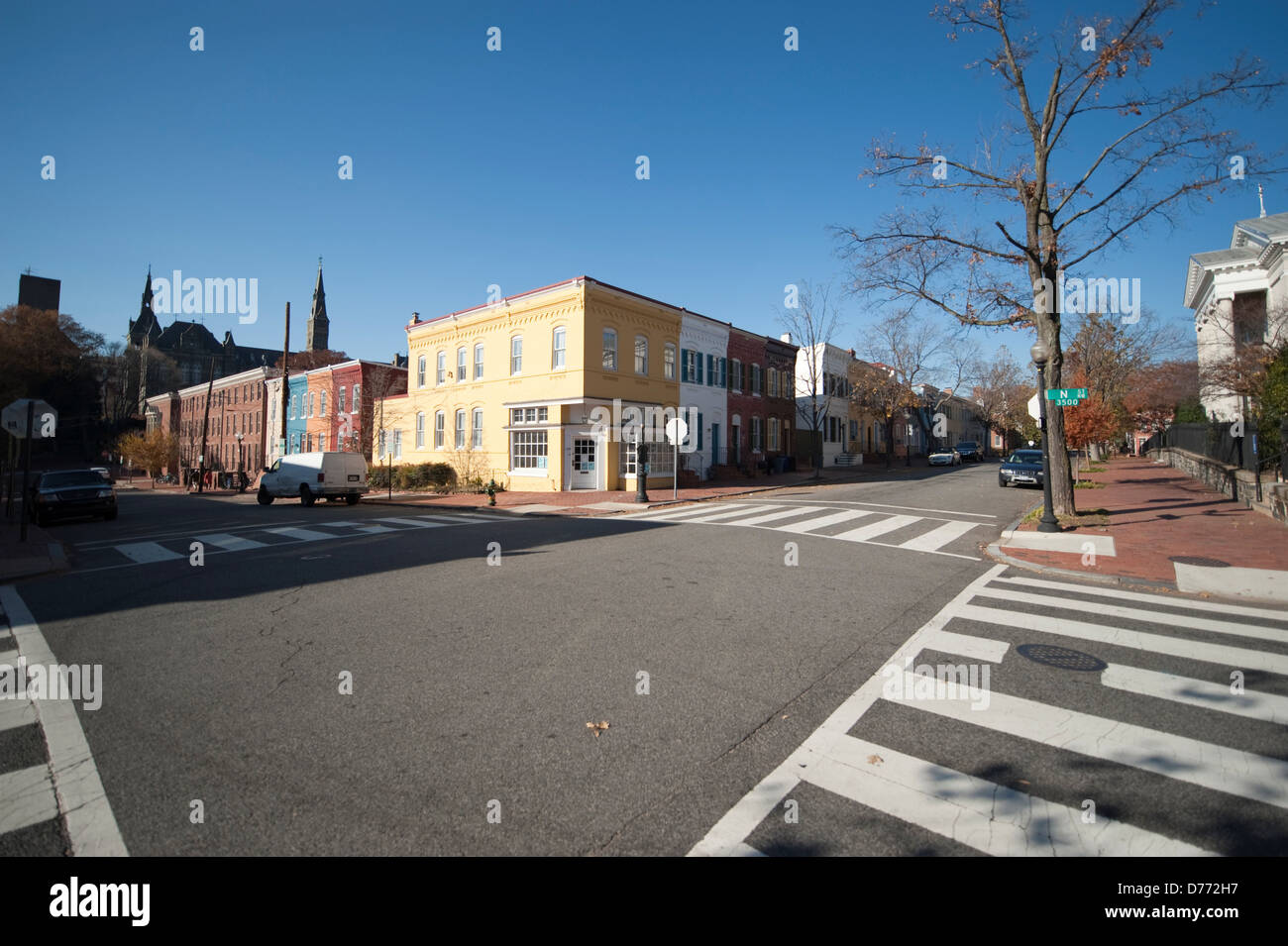 Facciate colorate vecchie case terrazza su angolo di strada nel quartiere storico di Georgetown nel cadere a Washington DC USA Foto Stock