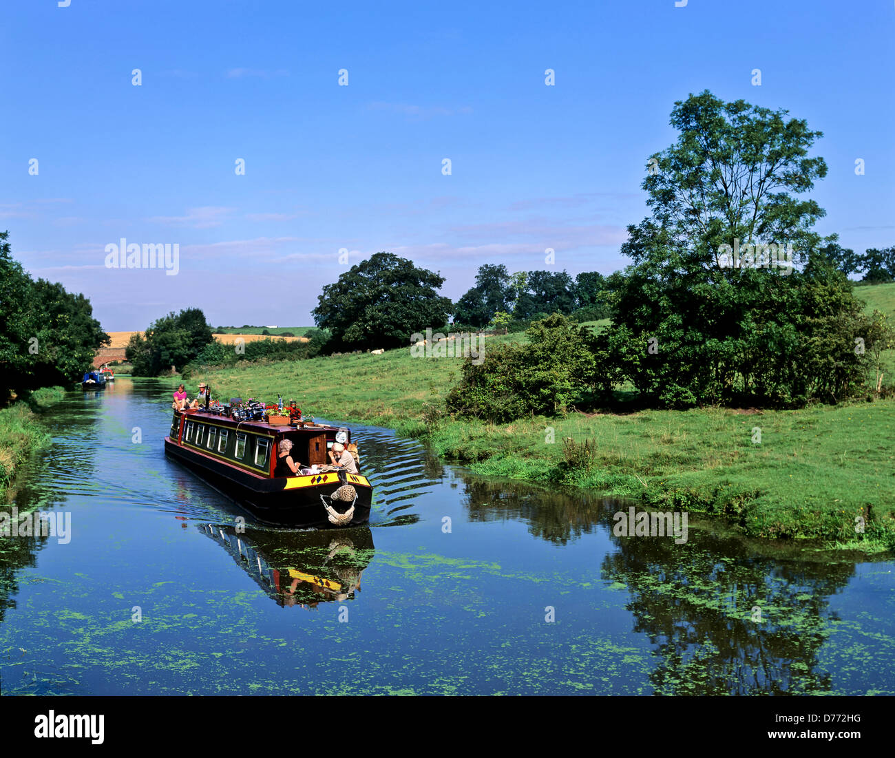 8680. Barca stretta sulla Oxford canal, Warwickshire, Inghilterra, Regno Unito, Europa Foto Stock