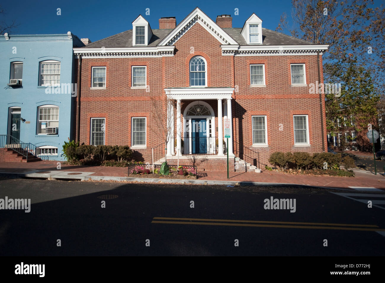 Facciata simmetrica vecchia casa di mattoni nel quartiere storico di Georgetown nel cadere a Washington DC USA Foto Stock