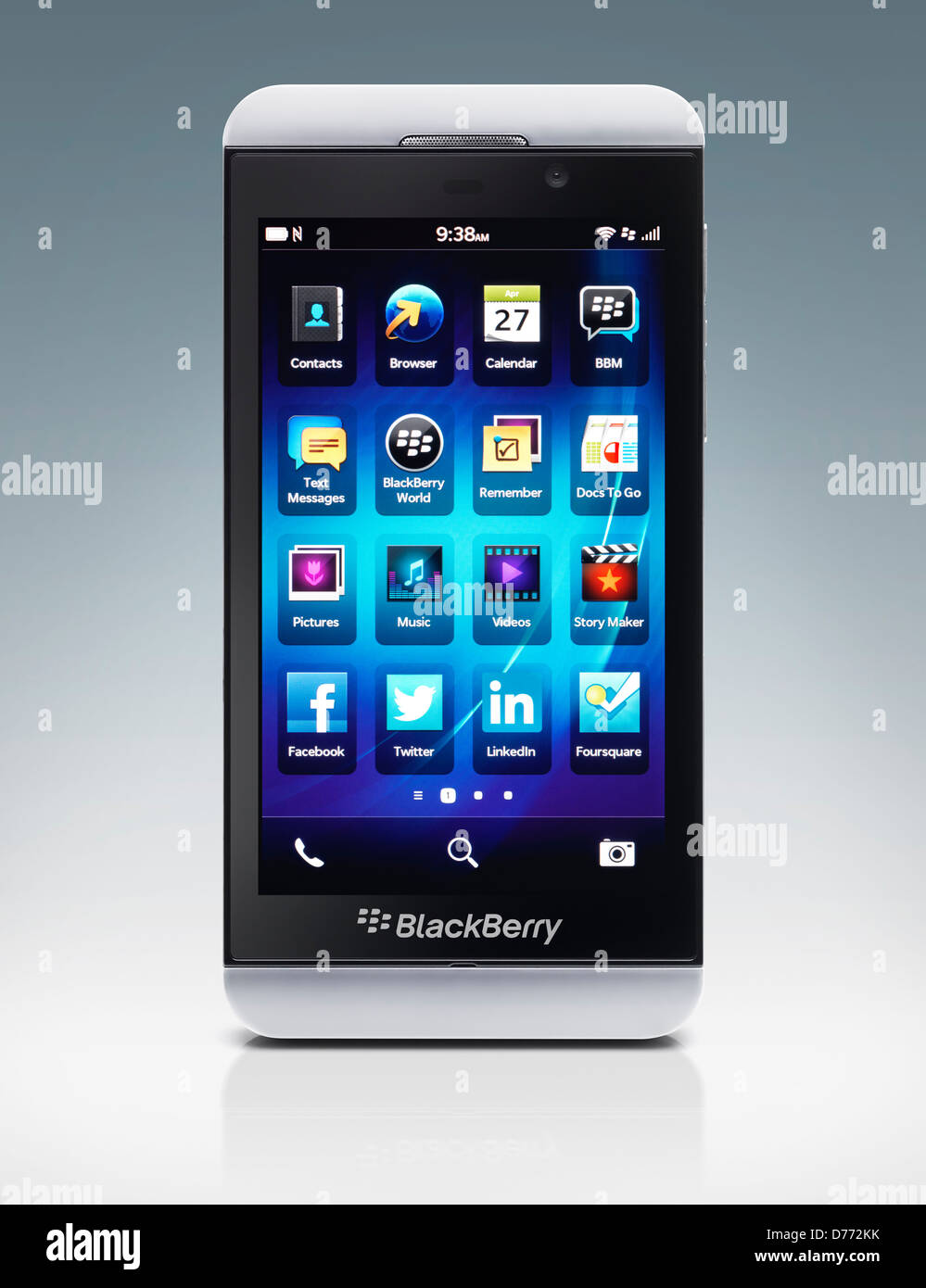 Blackberry Z10 smartphone. Telefono bianco isolato su bianco blu gradiente dello sfondo Foto Stock