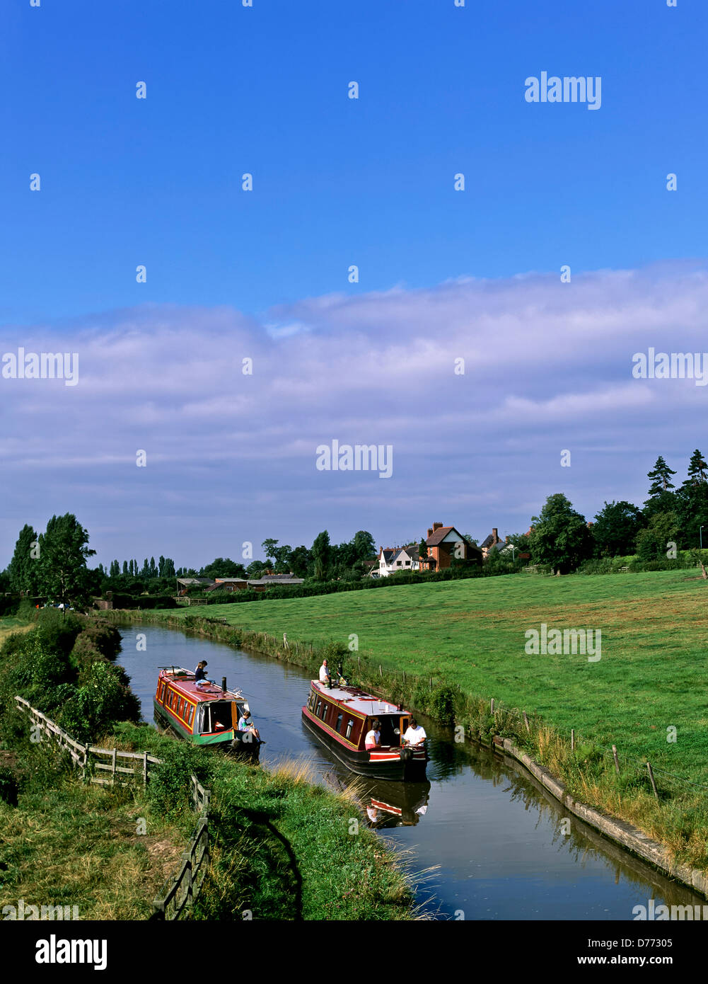 8680. Barche stretta sulla Oxford canal, Warwickshire, Inghilterra, Regno Unito, Europa Foto Stock