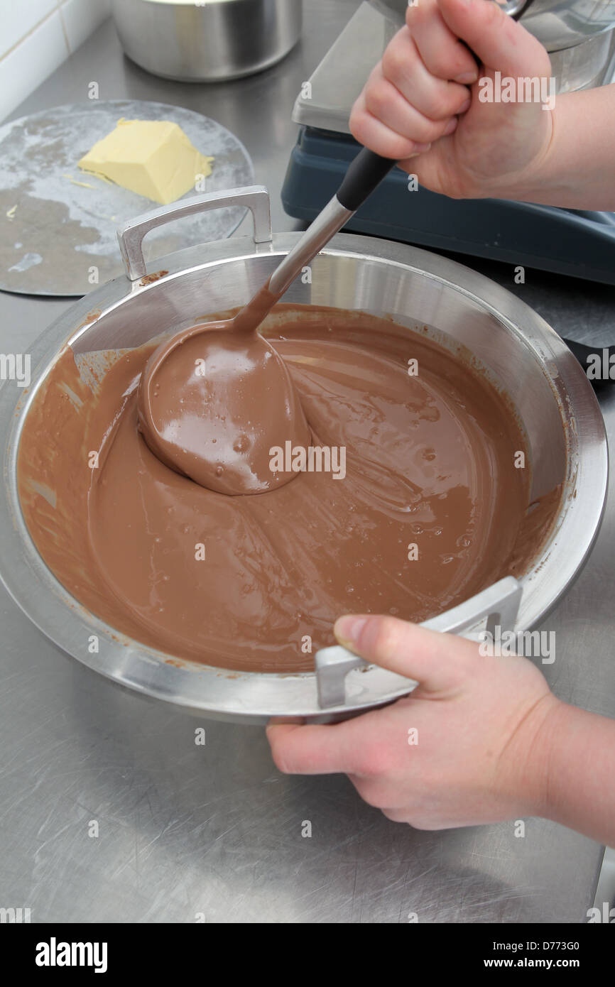 Handewitt, Germania, cioccolato liquido in una fabbrica di cioccolato Foto Stock