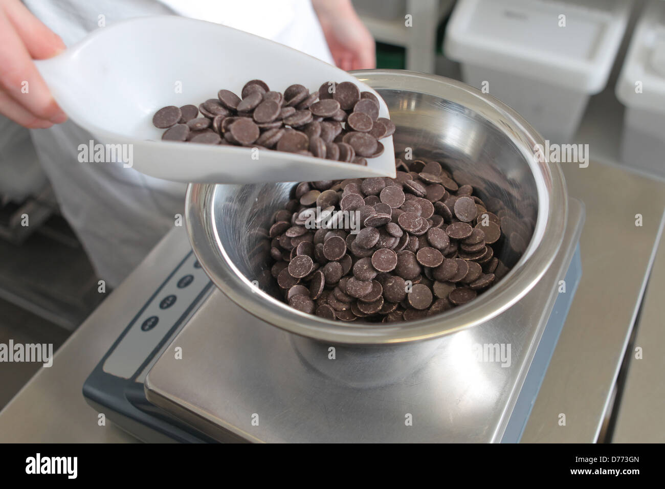 Handewitt, Germania, le lenticchie di cioccolato in una fabbrica di cioccolato Foto Stock