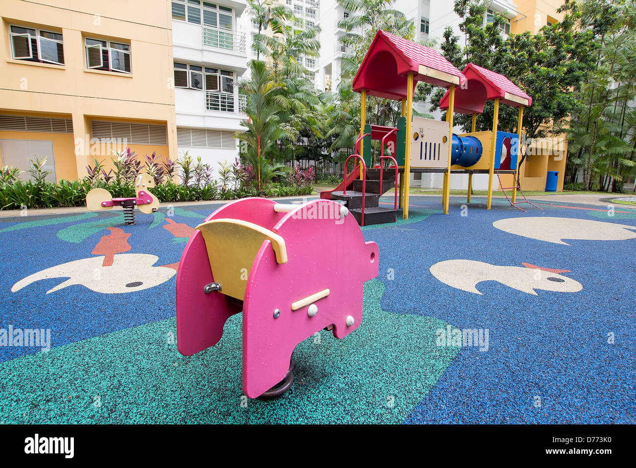 Dondolo maiale rosa presso il parco giochi per i bambini in Singapore Punggol District Foto Stock