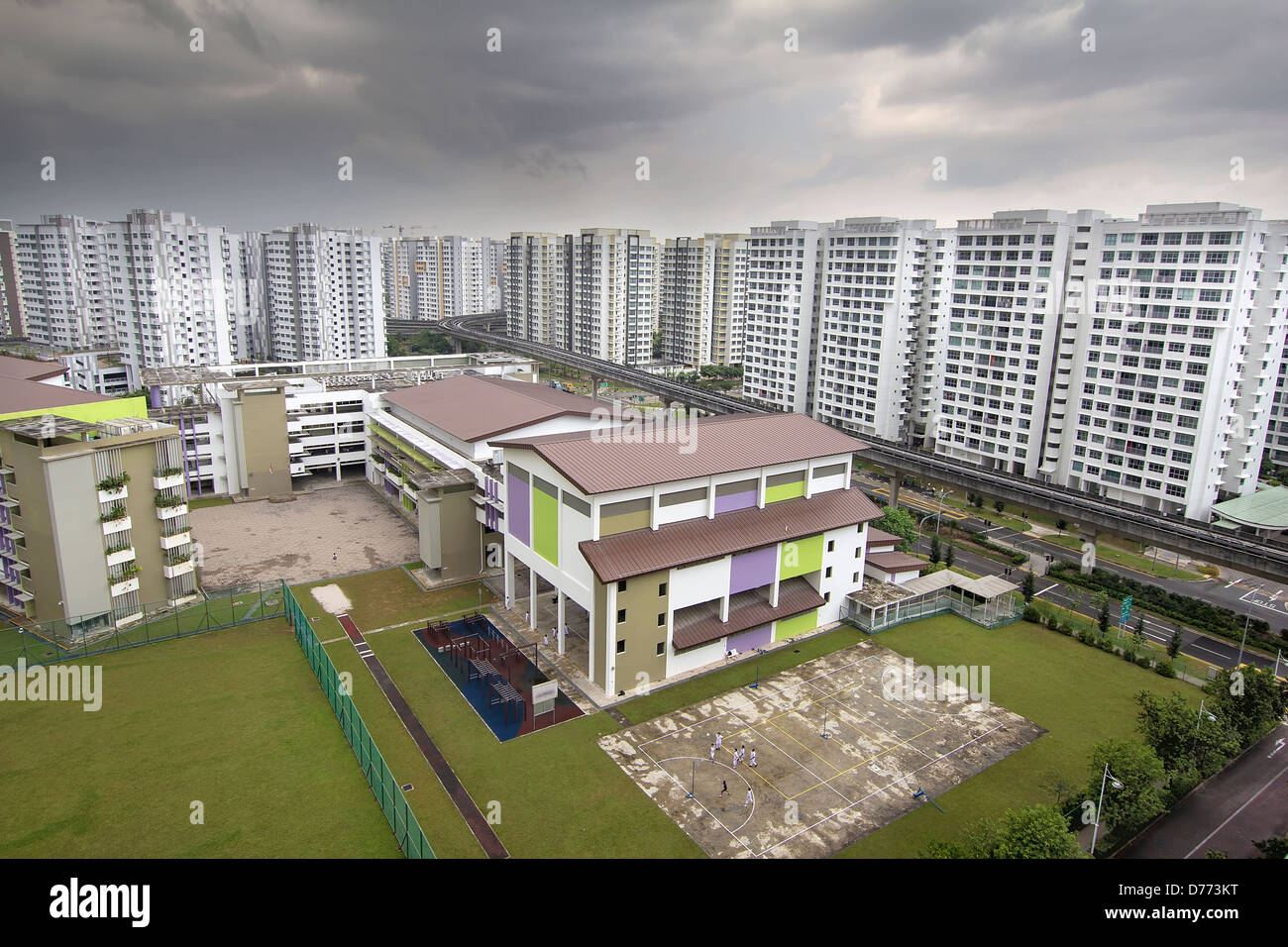 Singapore Goernment alloggiamento pubblico con la scuola pubblica nel quartiere Punggol Foto Stock