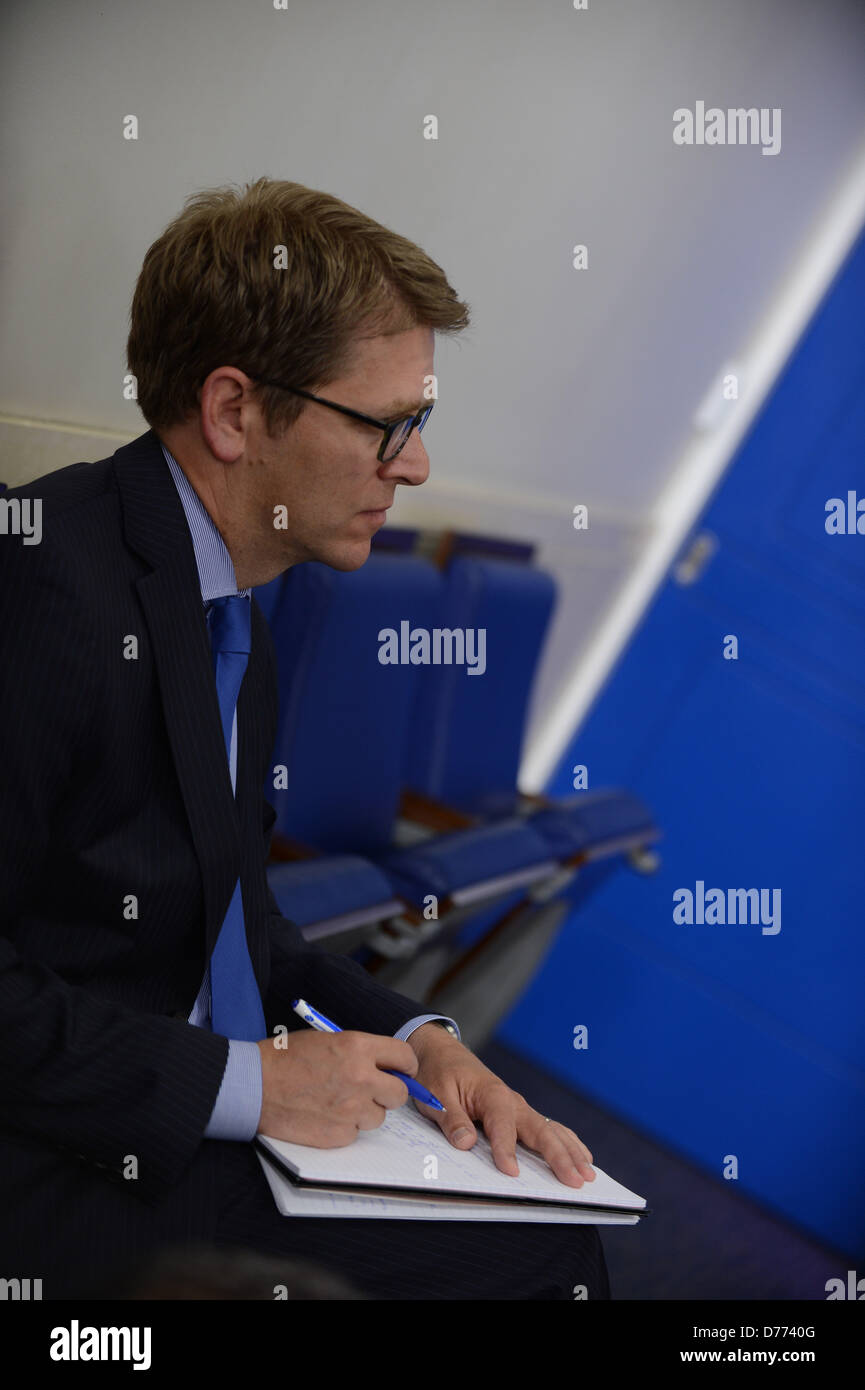 Washington DC, Stati Uniti d'America. Il 30 aprile 2013. Il presidente Barack Obama detiene un last minute in conferenza stampa nel Brady Briefing Room sul centesimo giorno del secondo termine del suo semestre di presidenza. Segretario stampa della Casa Bianca Jay Carney ascolta e prende appunti durante il pressore.. photo: - ImageCatcher News(Immagine di credito: credito: Christy Bowe/Globe foto/ZUMAPRESS.com/Alamy Live News) Foto Stock