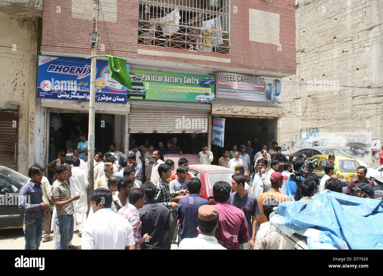 Di Karachi, Pakistan. Il 30 aprile 2013. Le persone si raccolgono al di fuori del negozio dopo la bombola di gas blast in fase di difesa 4 area in Karachi il Martedì, Aprile 30, 2013 Credit: Asianet-Pakistan / Alamy Live News Foto Stock