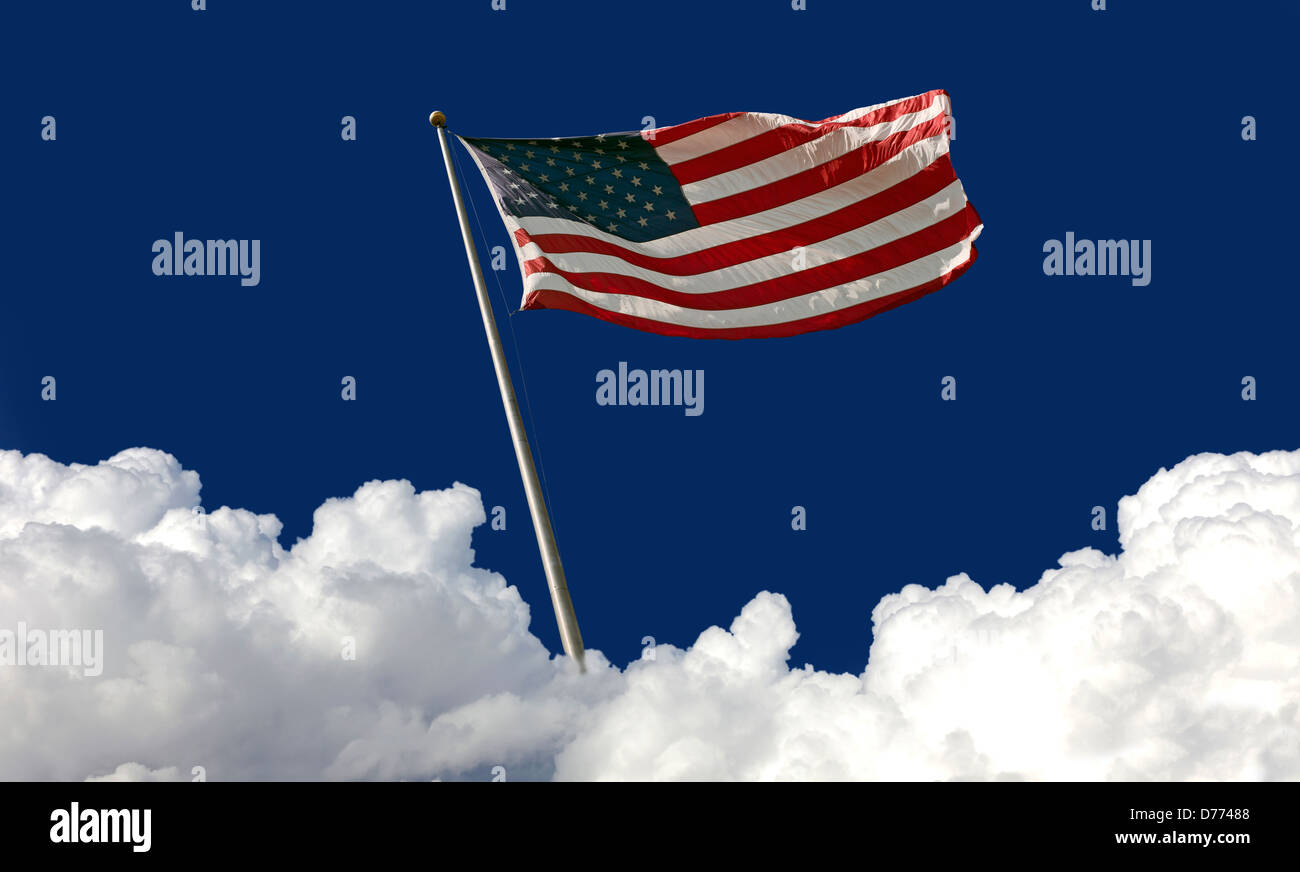 Bandiera americana in nuvole bianche e blu cielo Foto Stock