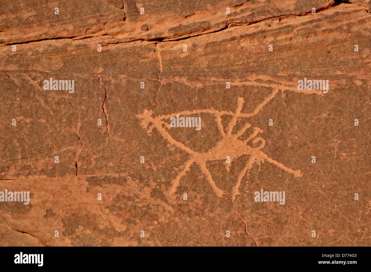 Giordania Wadi Rum riserva il deserto con disegni antichi nelle rocce Foto Stock