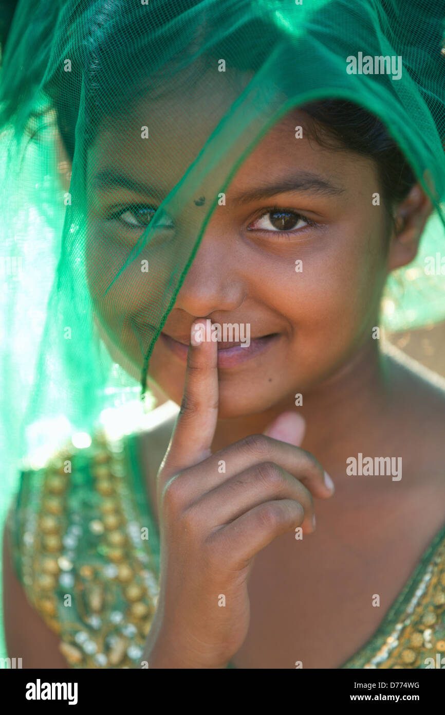Ragazza indiana Shalini giocando con un velo di silenzio per favore! Andhra Pradesh in India del Sud Foto Stock