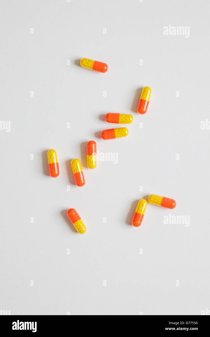 Pillole colorate di arancione e giallo Foto Stock