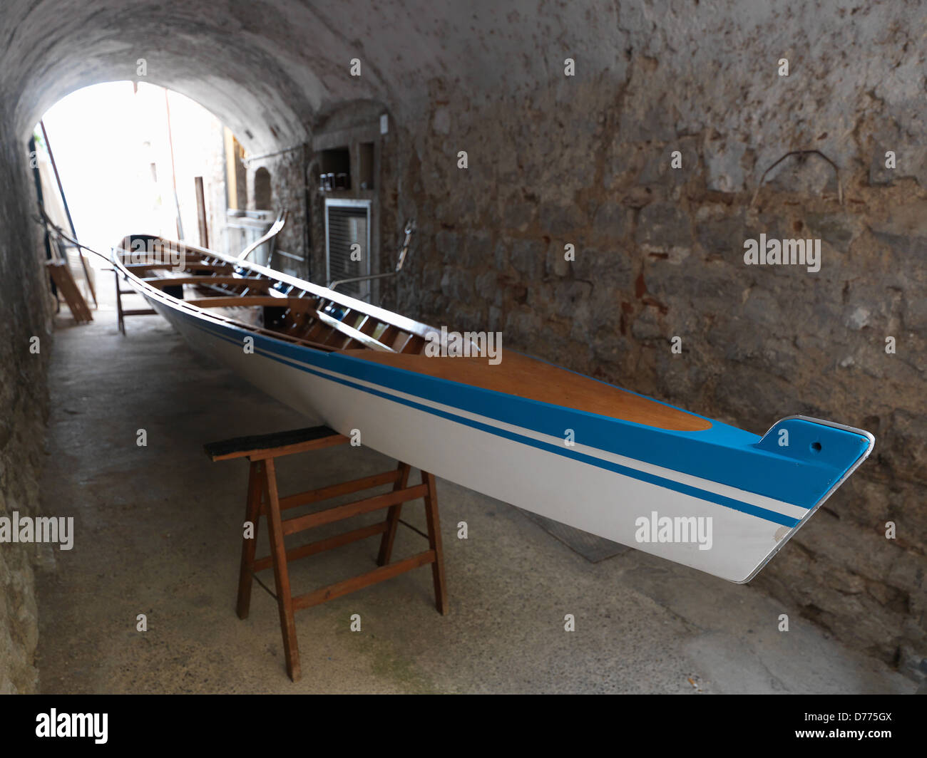 Gargnano, Italia, jacked-barca in un passaggio nel quartiere di Villa Foto Stock