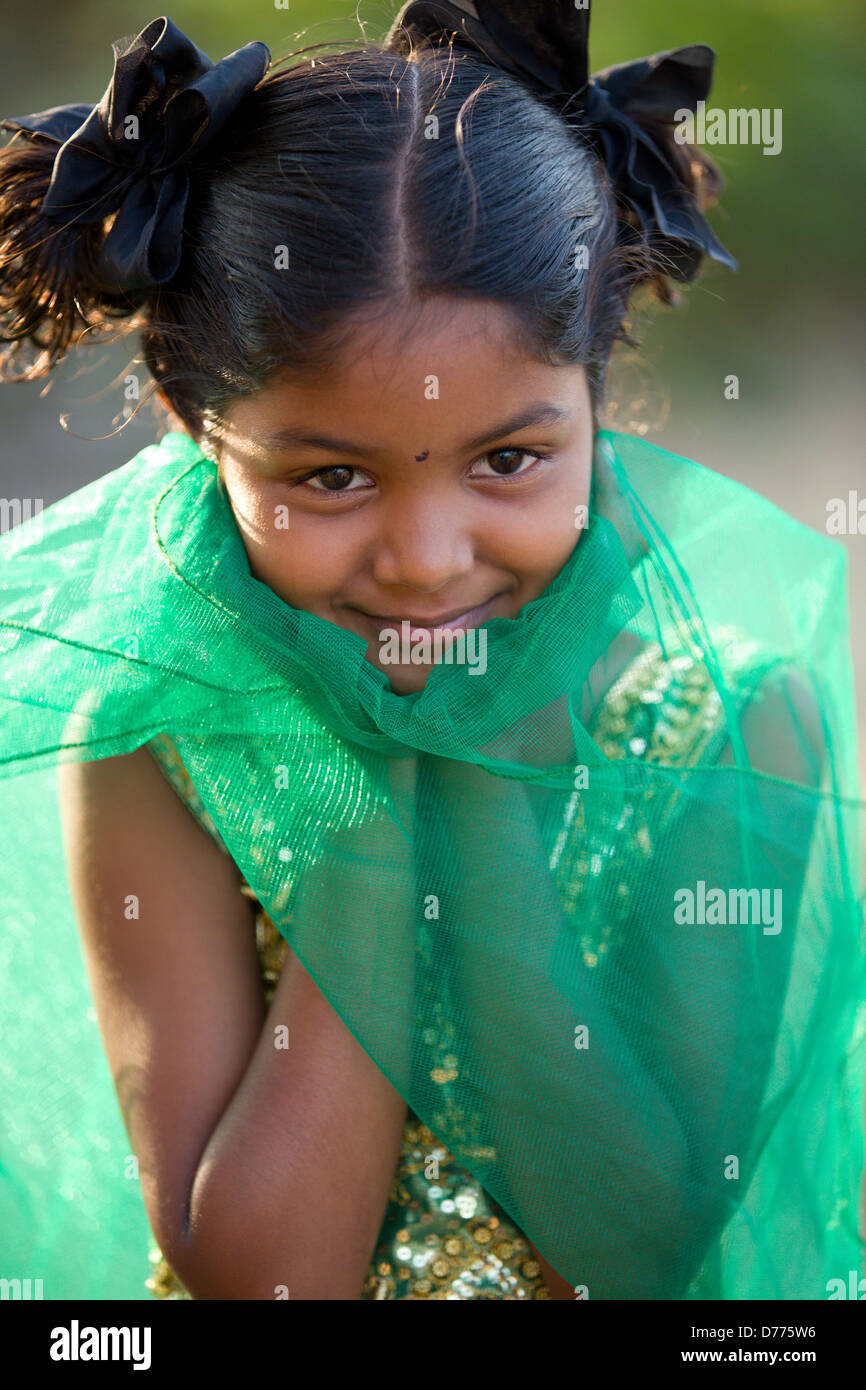 Ragazza indiana Shalini giocando con un velo Andhra Pradesh in India del Sud Foto Stock