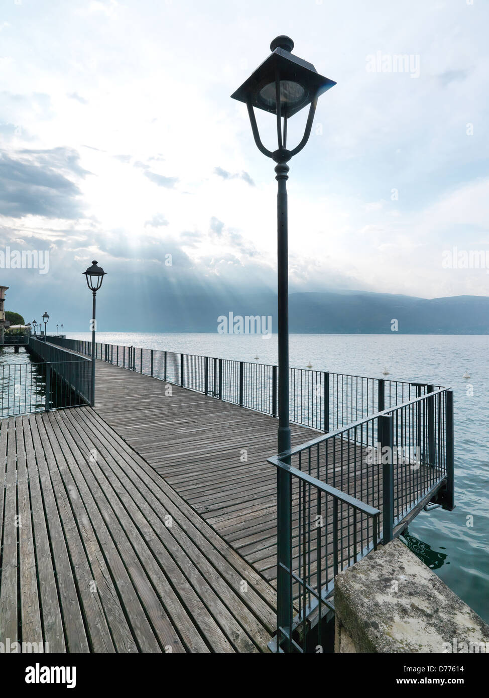 Gargnano, Italia, vista dal lago alla montagna del massiccio del Monte Baldo Foto Stock