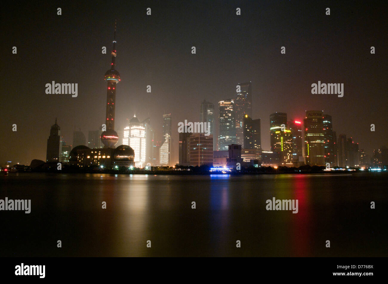 Skyline del quartiere Pudong di notte, Shanghai, Cina Foto Stock