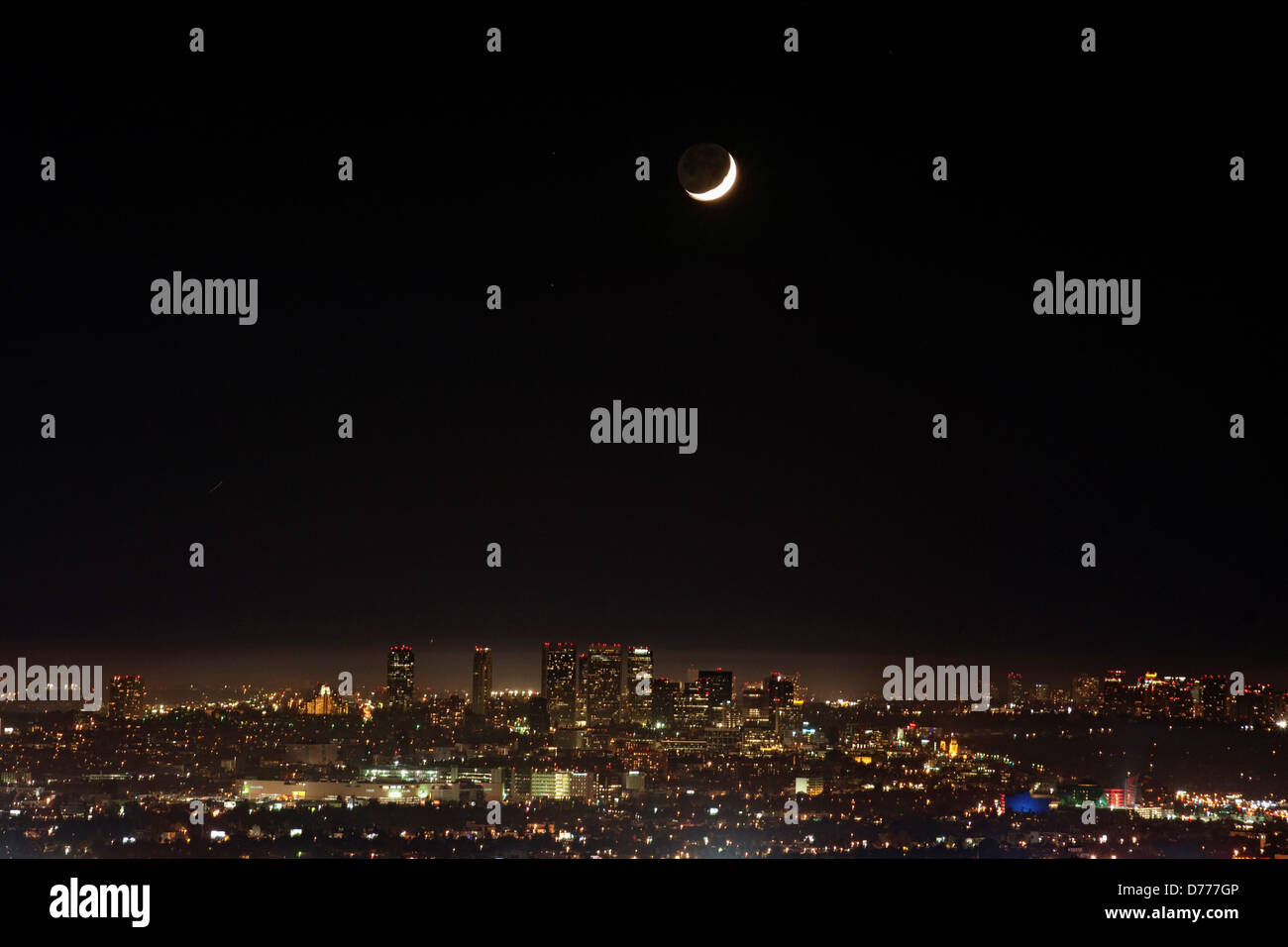 Luna crescente imposta su Skyline Westwood quartiere di Los Angeles Foto Stock
