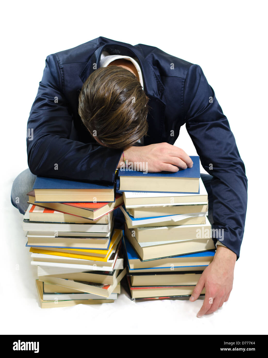 Giovane studente di dormire su pile di libri, isolato su bianco Foto Stock