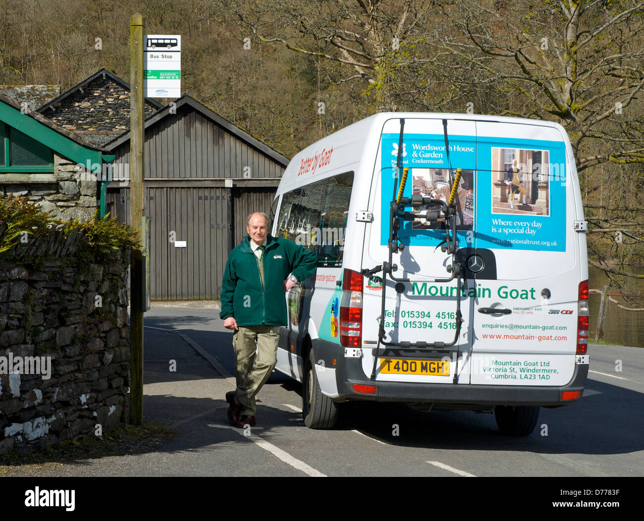 Capre di montagna minibus - e driver - parcheggiata in traghetto Nab, Lago di Windermere, Cumbria, Parco Nazionale del Distretto dei Laghi, England Regno Unito Foto Stock
