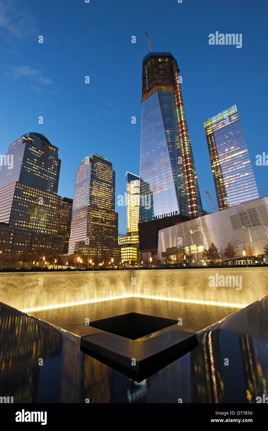 National September 11 Memorial new World Trace Center al crepuscolo. Foto Stock