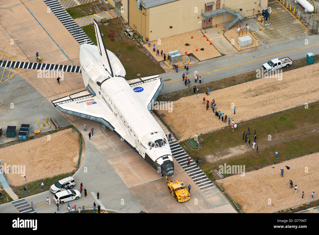 Lo Space Shuttle discovery si muove Orbiter Processing Facility per gruppo di veicoli Edificio Foto Stock