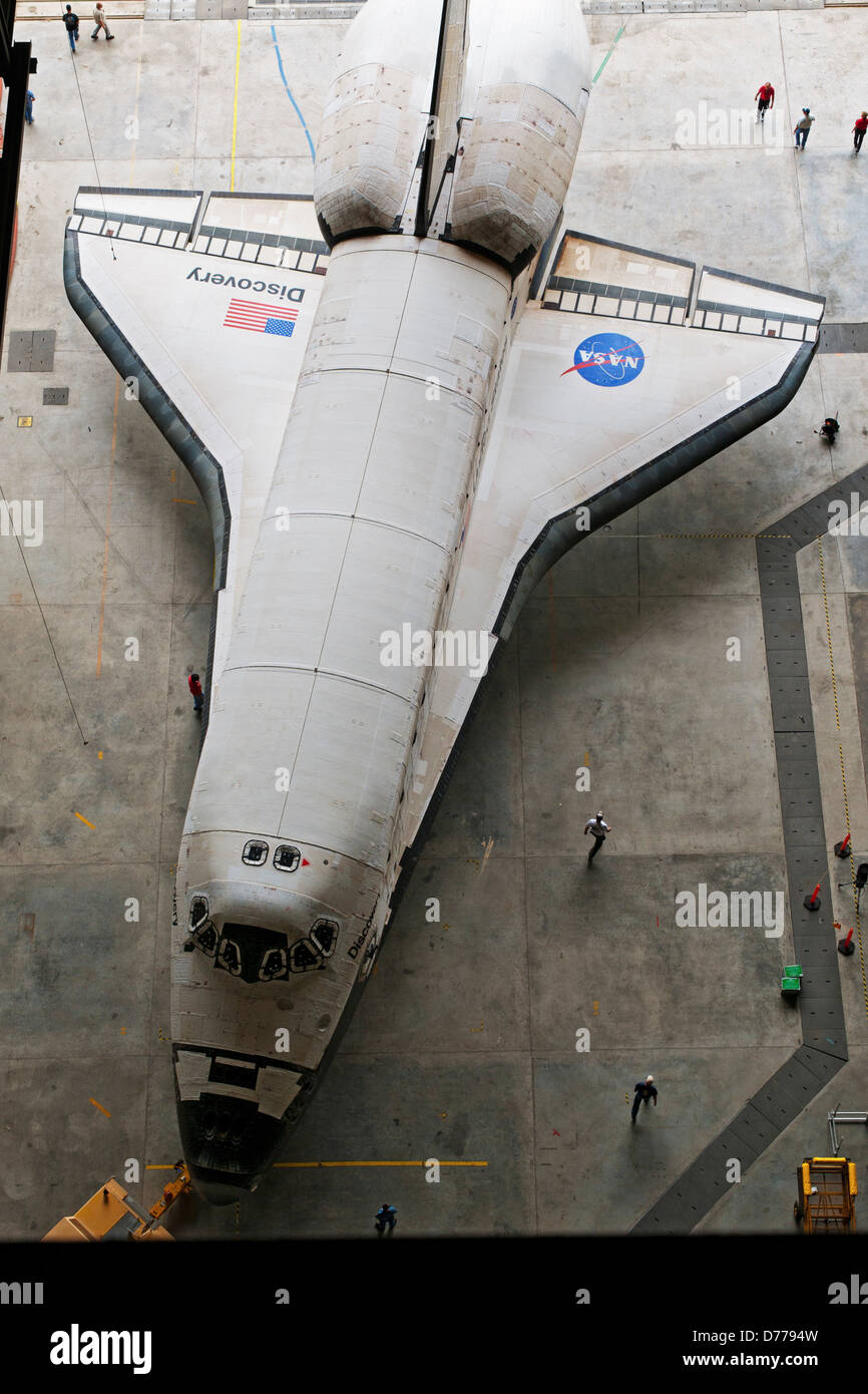 Lo Space Shuttle discovery si muove Orbiter Processing Facility per gruppo di veicoli Edificio Foto Stock