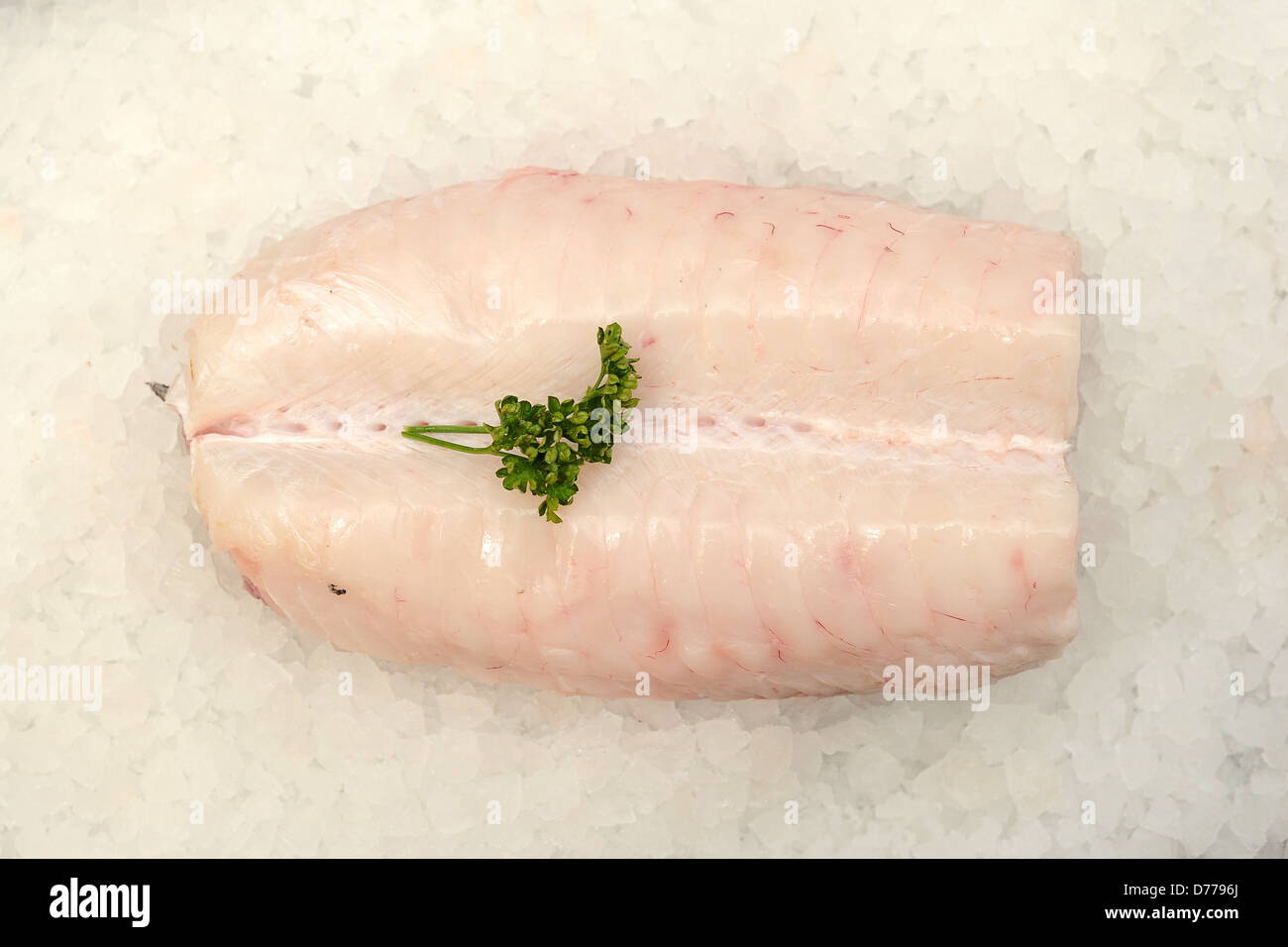 Filetto di nasello su un letto di ghiaccio. Foto Stock