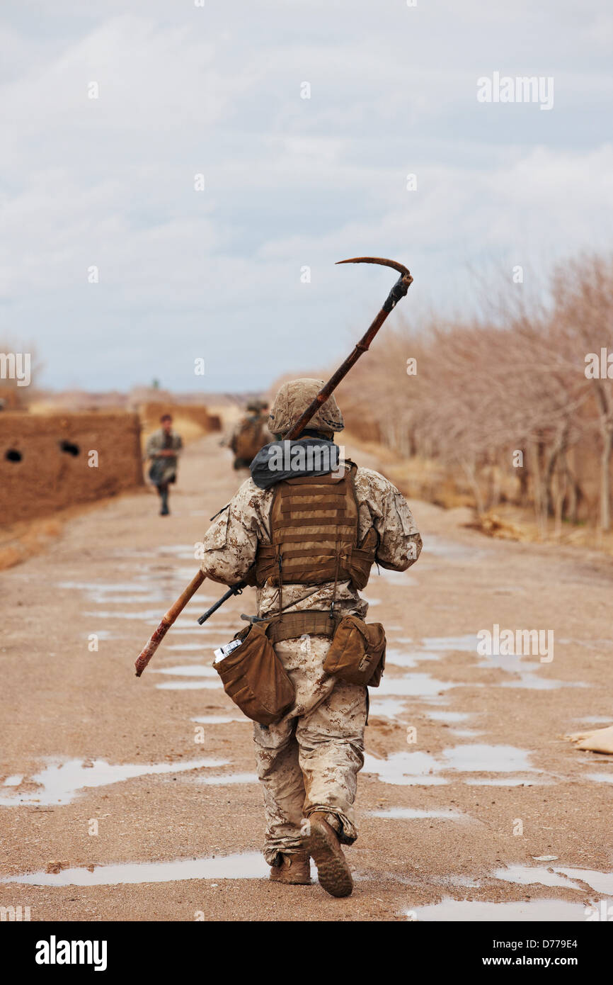 Stati Uniti Marine porta utensile usato per sondare nascosti congegni esplosivi improvvisati o ied vicino a Marjah Afghanistan. Foto Stock