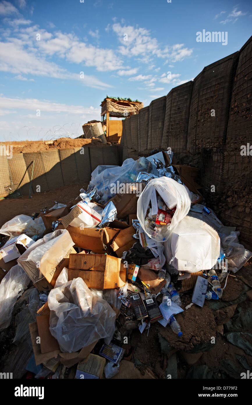 Rifiuti nel Cestino Pit austero Remote U.S. Marine Corps avamposto di combattimento in Afghanistan la provincia di Helmand. Foto Stock