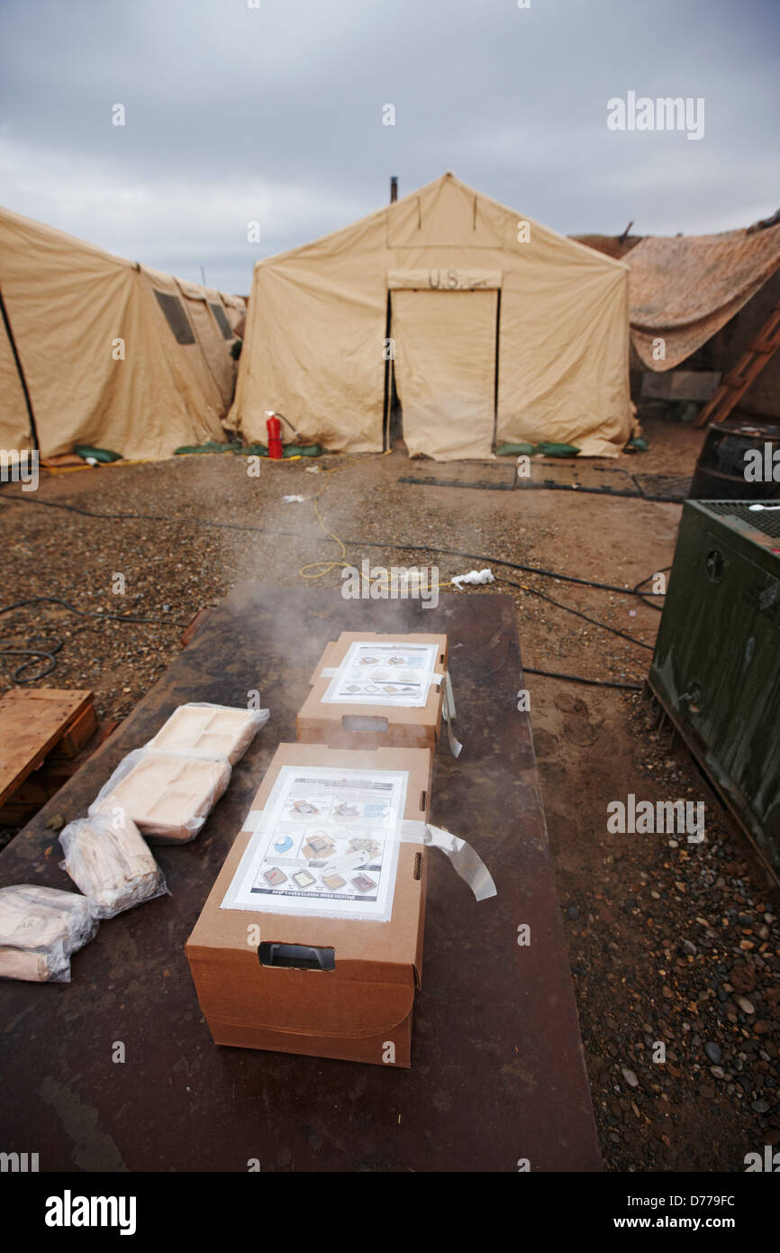 Riscaldamento autonomo pasti prima colazione riscaldamento stessi austero remoto U.S Marine Corps avamposto di combattimento in Afghanistan del Helmand Foto Stock
