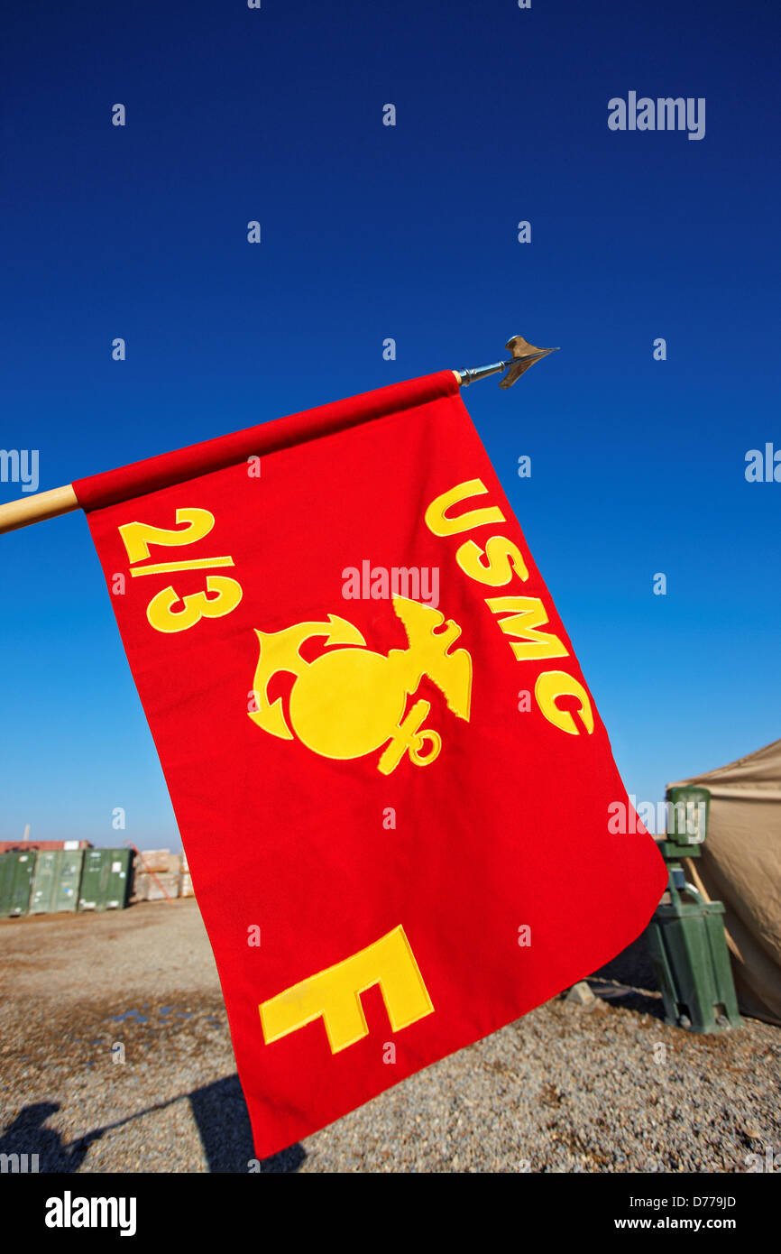 Un Guidon militare o di identificazione unità di compagnia di bandiera F secondo battaglione 3° Reggimento di Marina Piccola austero remoto avamposto di combattimento Foto Stock