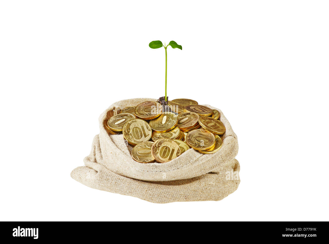 Borsa di tela piena di monete d'oro e una dolce germoglio verde. Isolato su bianco Foto Stock