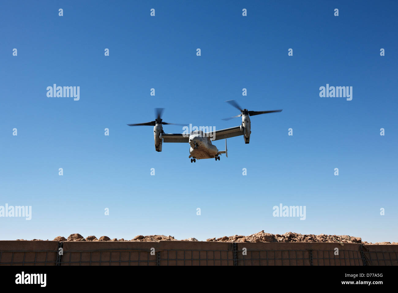 Un U.S. Marine Corps MV-22 Osprey si prepara a terra alla zona di atterraggio in avanti base operativa in Afghanistan la provincia di Helmand Foto Stock