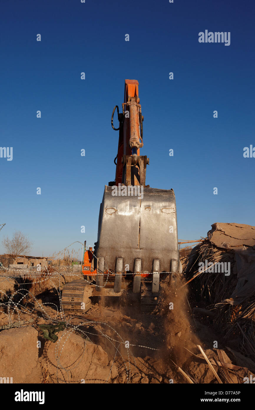 Escavatore in azione a combattere avamposto in Afghanistan la provincia di Helmand Foto Stock