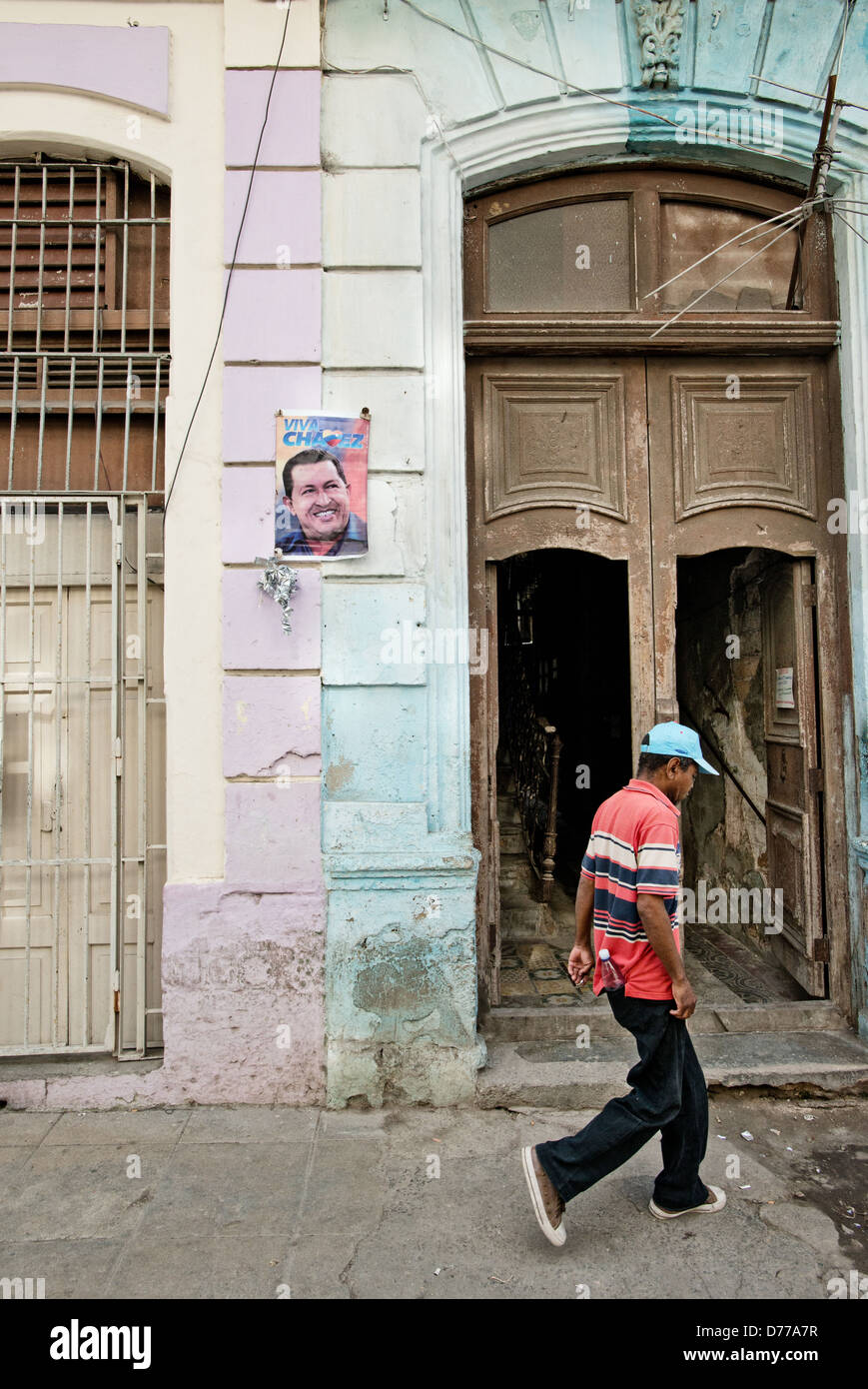 L'Avana, Cuba, un poster di Hugo Chavez su un muro di casa Foto Stock