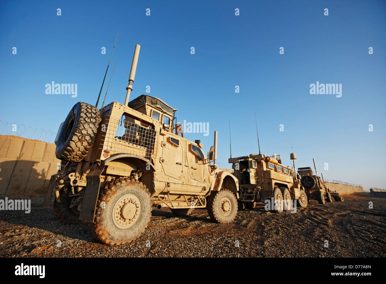 Una linea MRAPs o resistente alla miniera agguato veicoli protetti U.S Marine Corps avanti base operativa in Afghanistan del Helmand Foto Stock