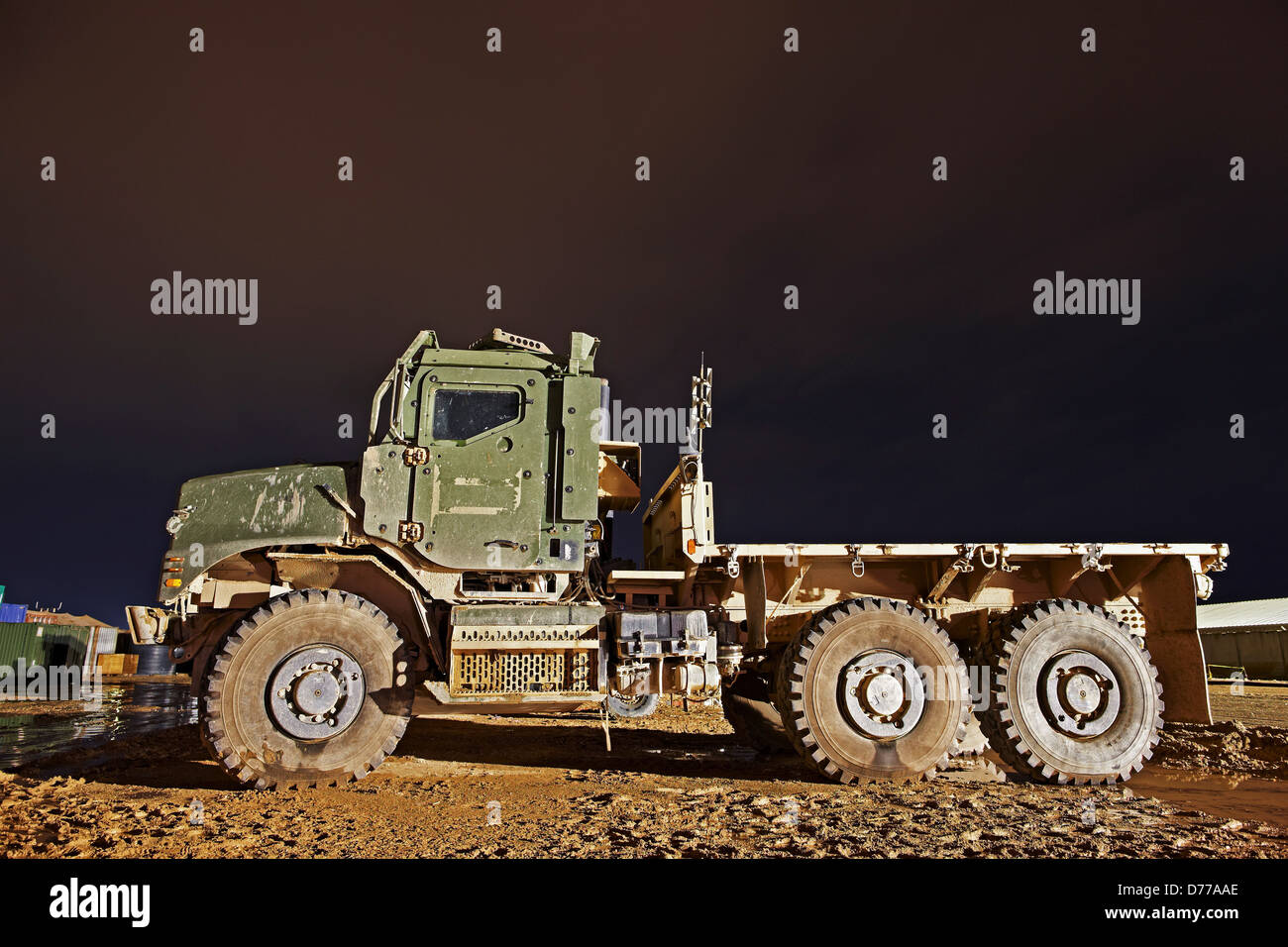 Vista notturna U.S Marine Corps MTVR o mezzo tattico di sostituzione del veicolo in avanti grande base operativa in Afghanistan del Helmand Foto Stock
