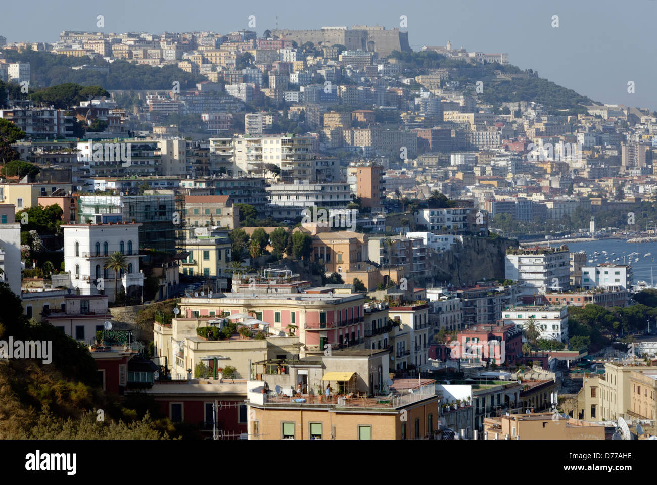 Napoli. Campania. L'Italia. Vista parziale della popolosa città di Napoli e la sua baia. Foto Stock