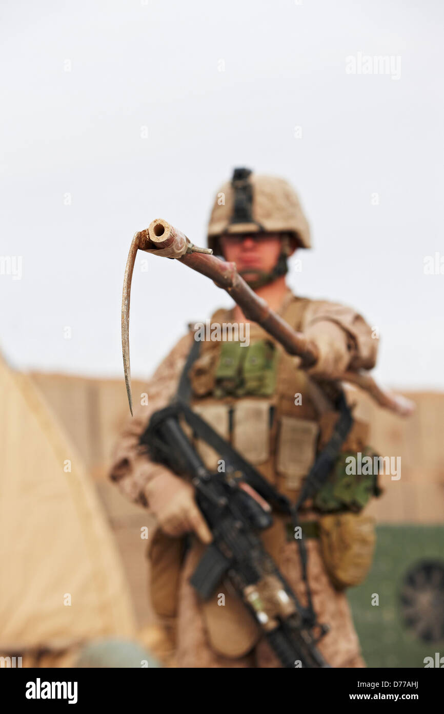 Un U.S. Marine detiene il dispositivo usato per sondare ordigni esplosivi artigianali a combattere avamposto in Afghanistan la provincia di Helmand Foto Stock