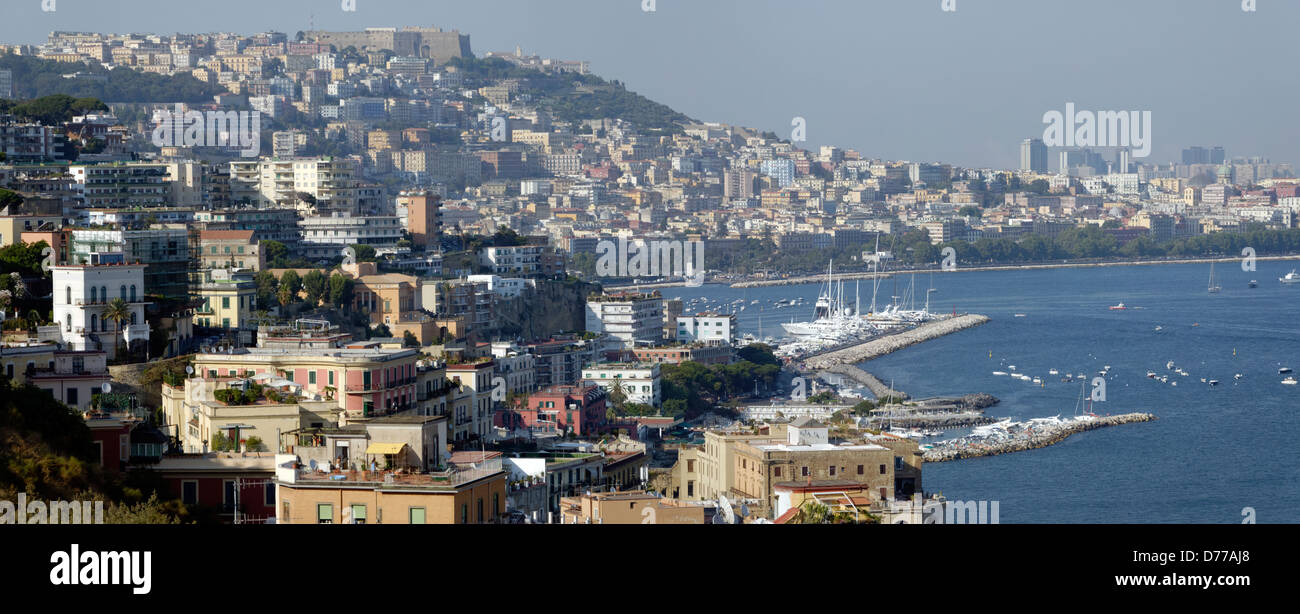 Napoli. Campania. L'Italia. Vista parziale della popolosa città di Napoli e la sua baia. Foto Stock