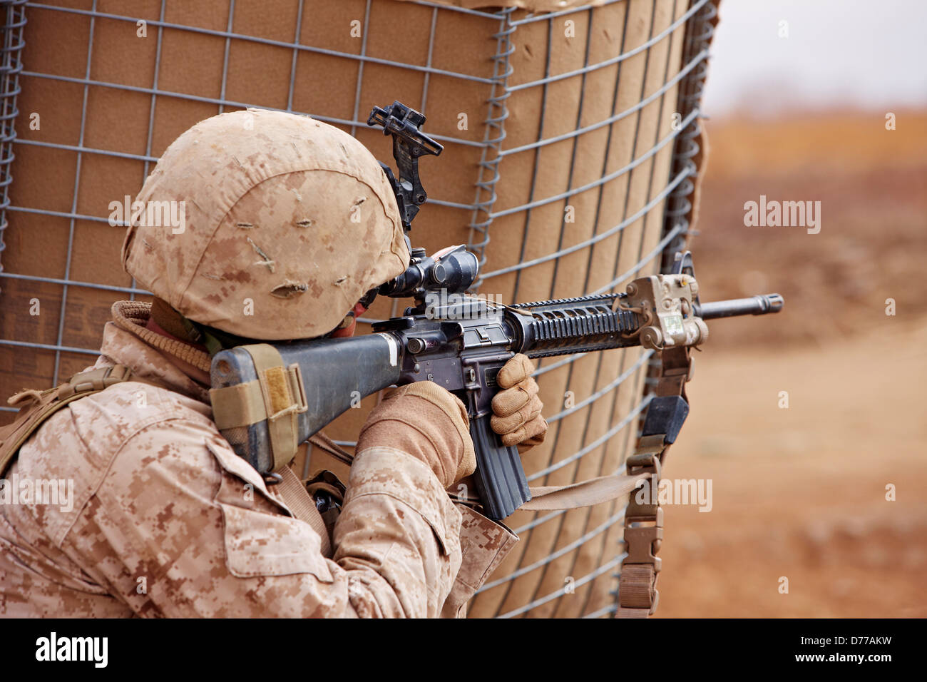 Un U.S. Marine mira sua M16 Durante Firefight in Afghanistan la provincia di Helmand Foto Stock