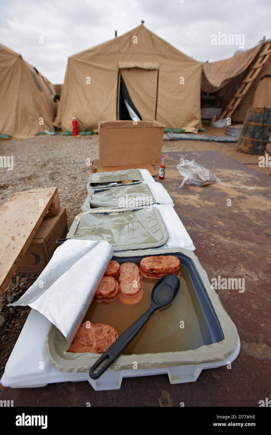 Riscaldamento autonomo pasti prima colazione riscaldamento stessi austero remoto U.S Marine Corps avamposto di combattimento in Afghanistan la provincia di Helmand Foto Stock