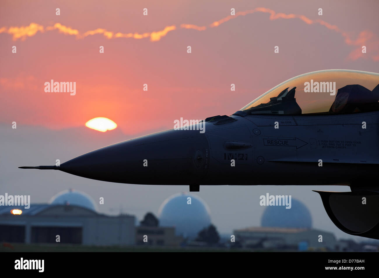 Naso F-16 al tramonto Foto Stock