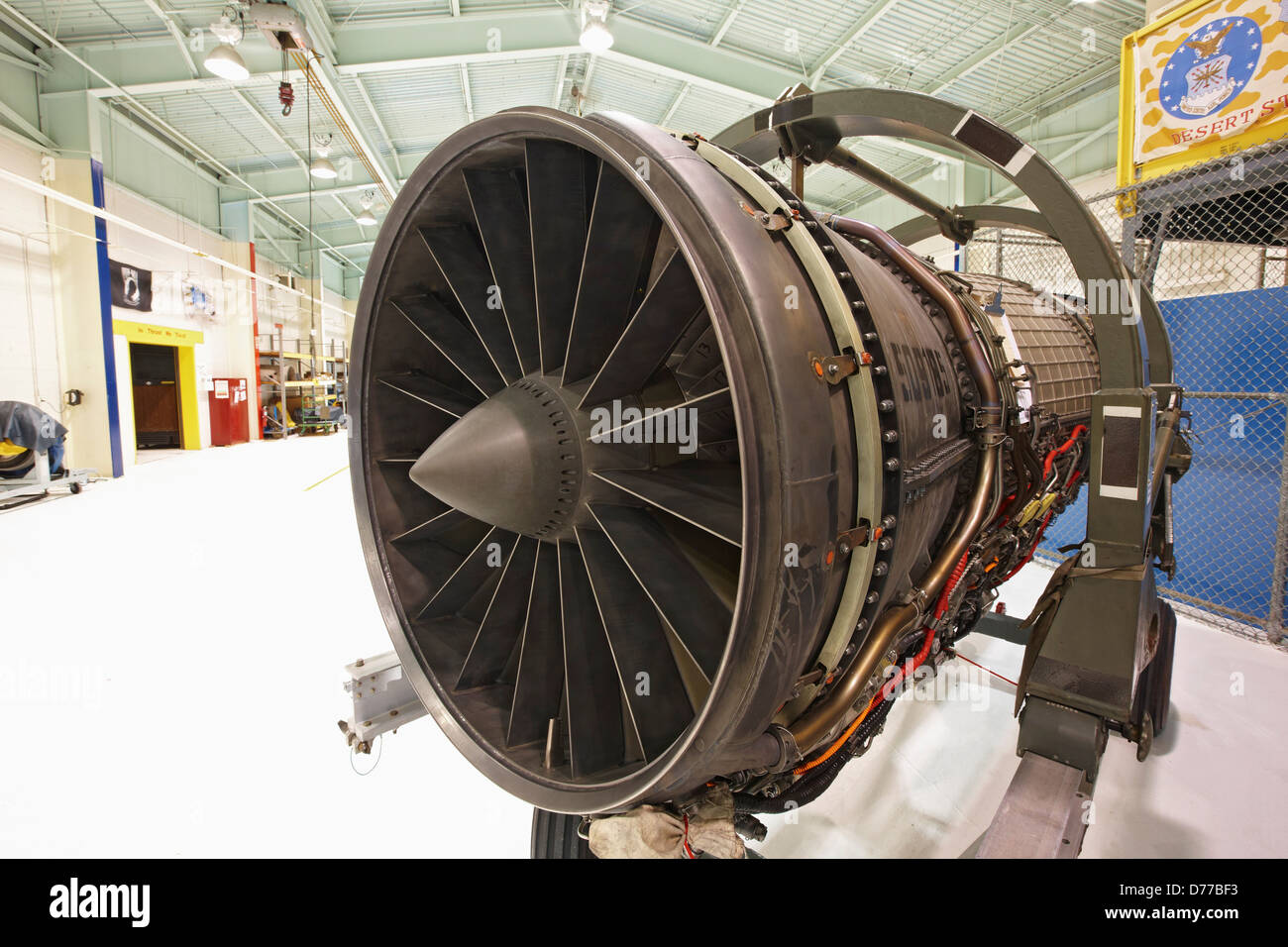 Motore Jet che mostra le palette della turbina Foto Stock