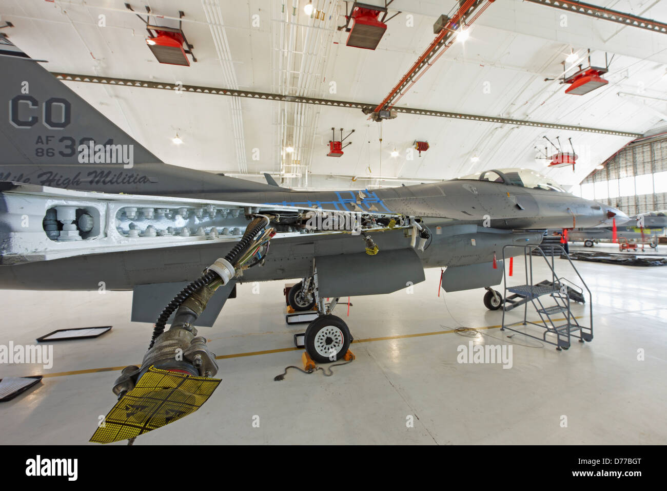 F-16 in hangar di manutenzione mostra ala smontato Foto Stock