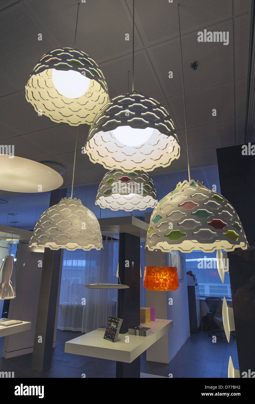 Display illuminazione a Targetti store nella fabbrica di Arabia, Helsinki, Finlandia Foto Stock