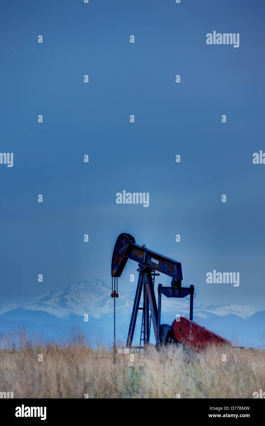 Olio pompa bene Jack Montagne Rocciose di alta gamma dinamica o immagine HDR Foto Stock