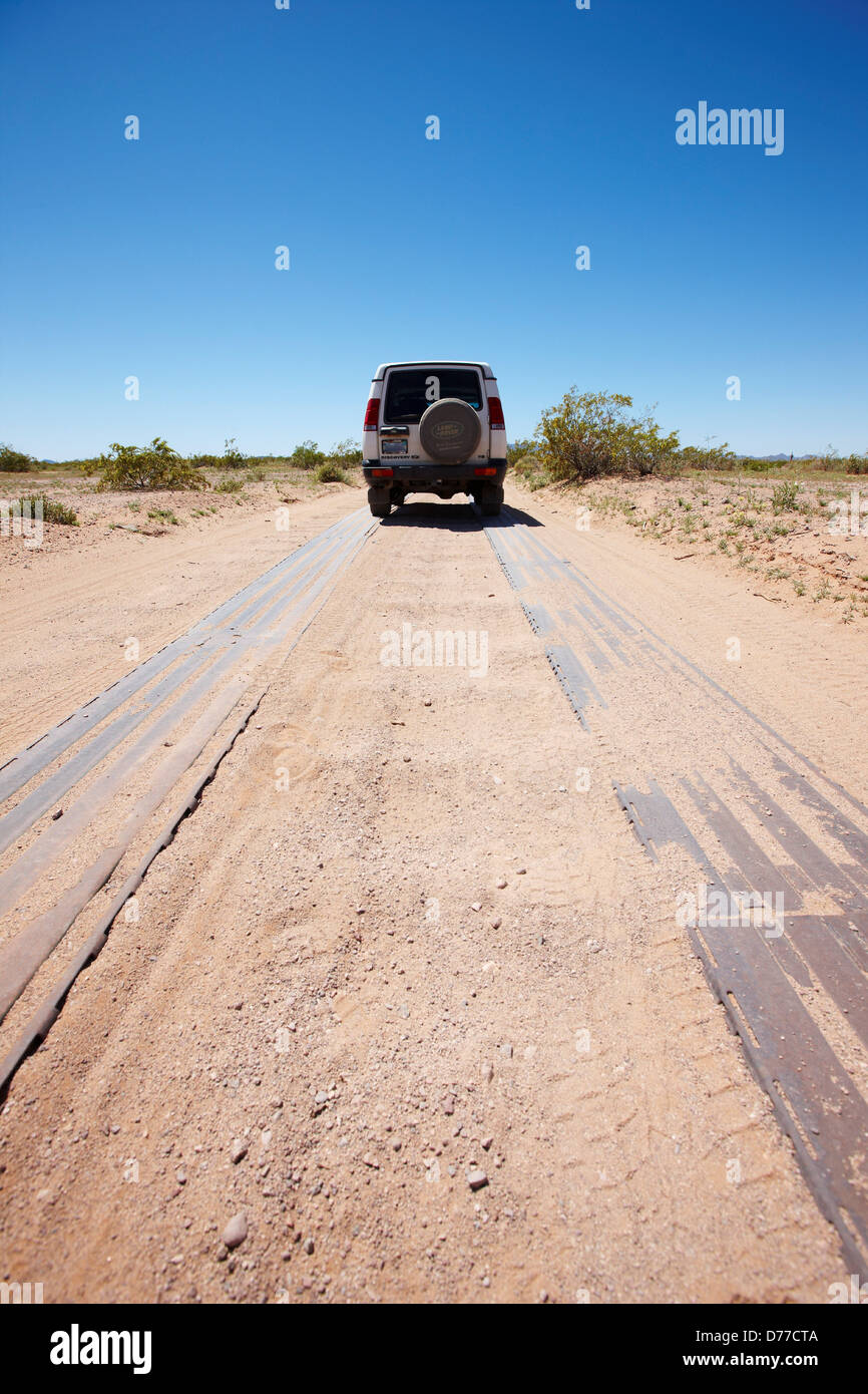 Le piste metalliche usate per rafforzare erodendo la strada sterrata pesantemente utilizzato da U.S. Pattuglia di Confine carrelli Arizona meridionale veicolo sulla carreggiata Foto Stock