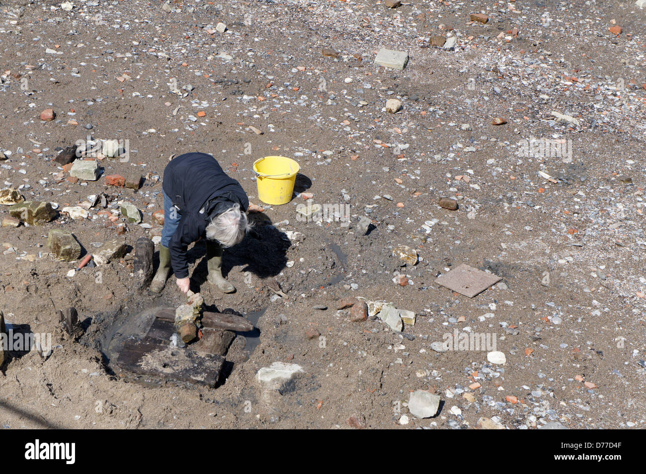 Archeologia sul Tamigi foreshore a bassa marea, Greenwich, London, England, Regno Unito Foto Stock